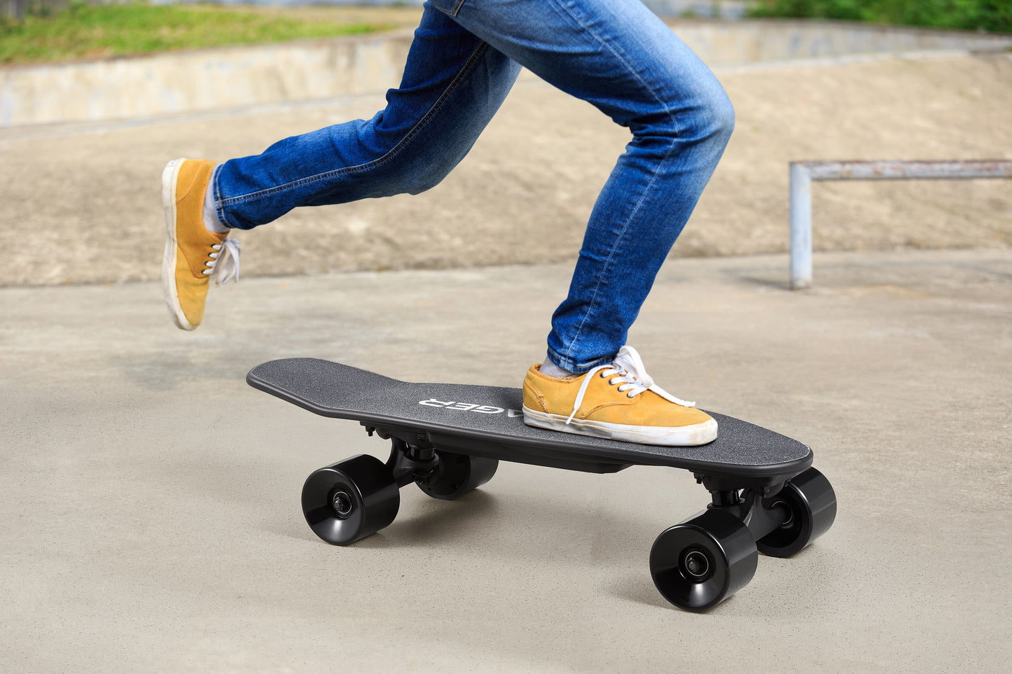 Tailspin Electric Skateboard with Remote Control, Black